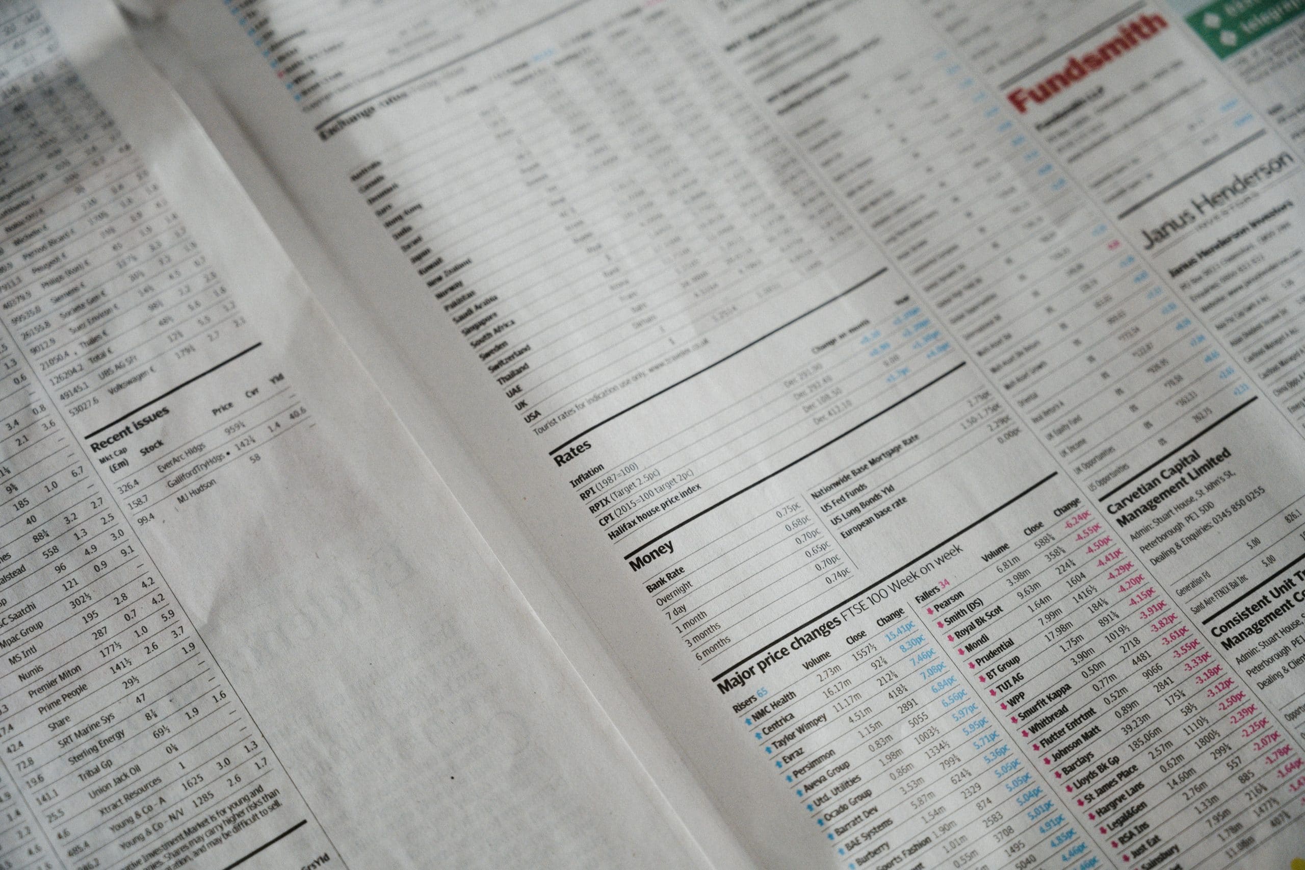 um closeup de um jornal, da secção financeira, com tabelas de informação financeira